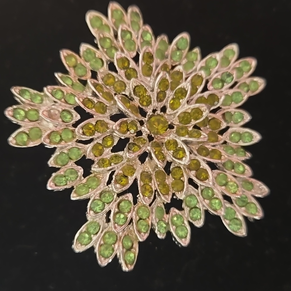 Green Floral Brooch - Picture 2 of 5